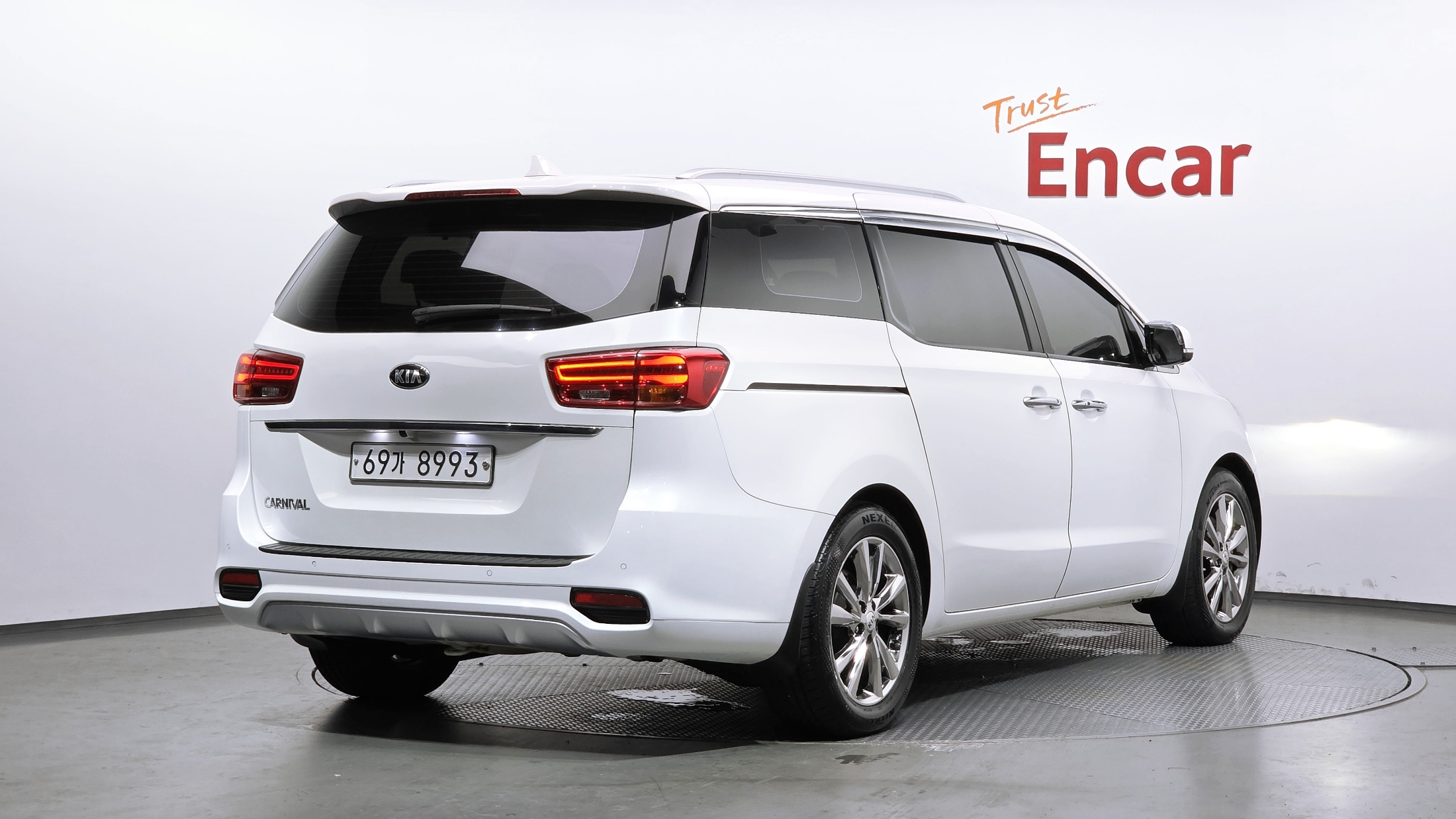 KIA CARNIVAL photo 2