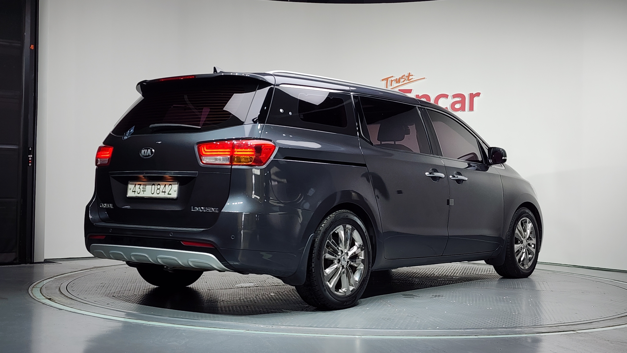 KIA CARNIVAL photo 2