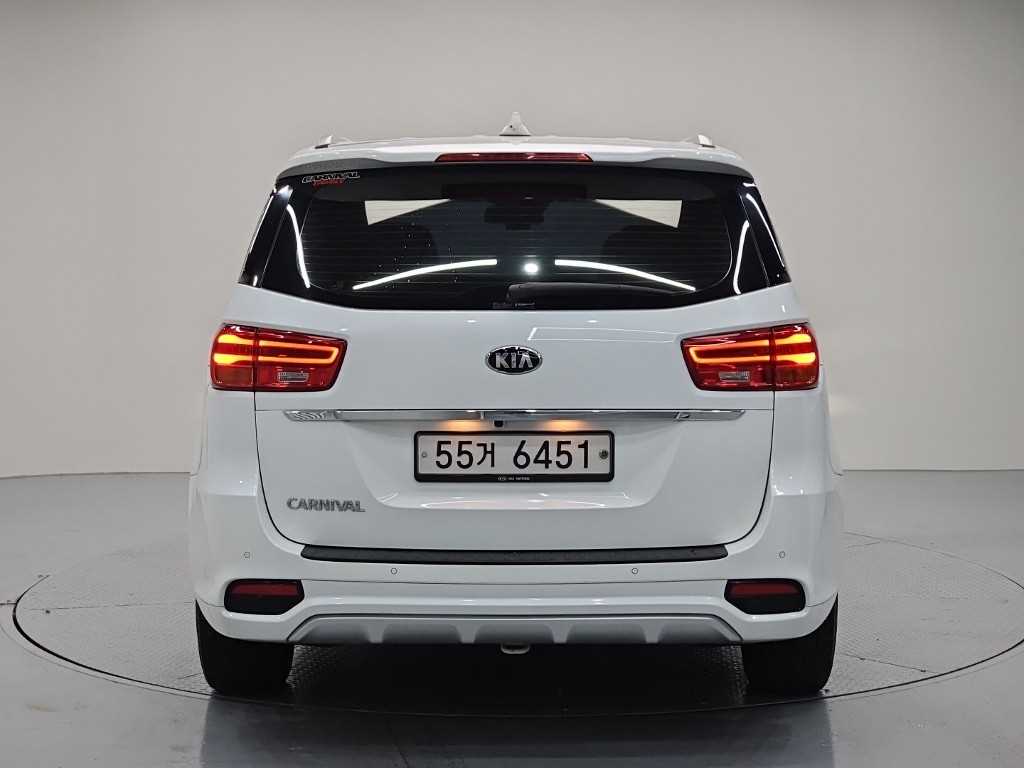 KIA CARNIVAL photo 3