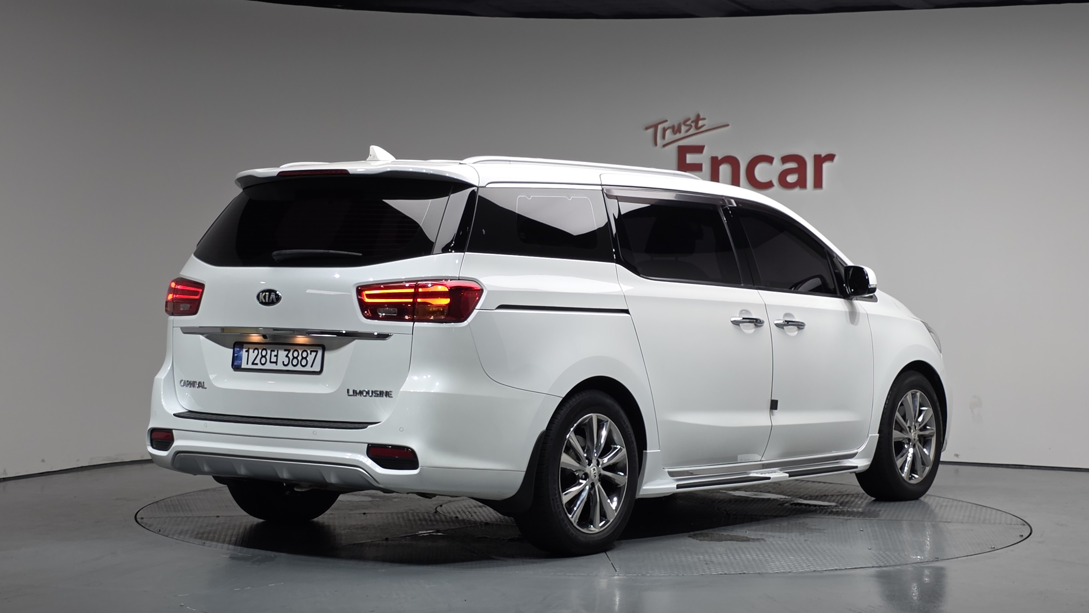 KIA CARNIVAL photo 2