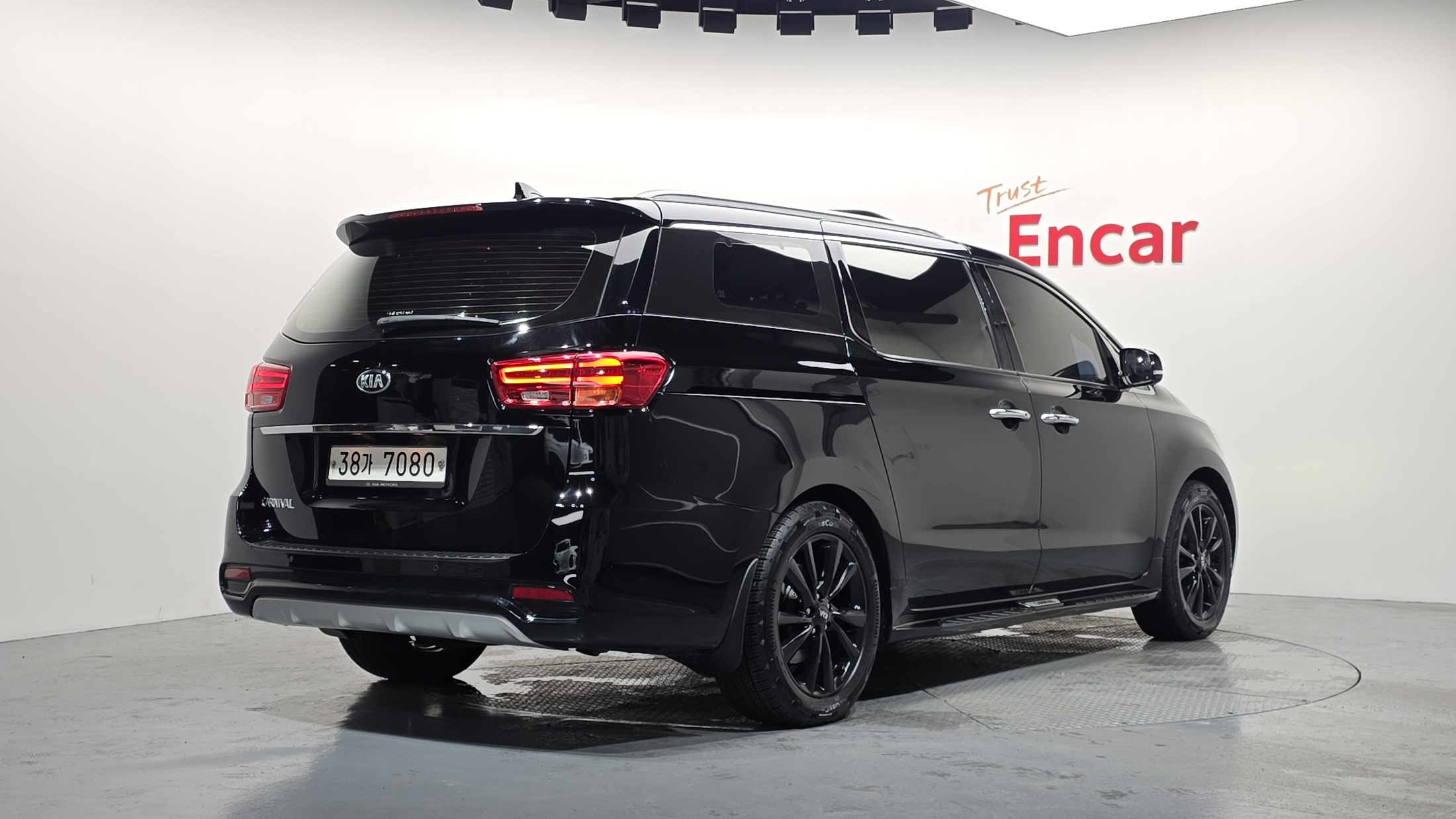 KIA CARNIVAL photo 2