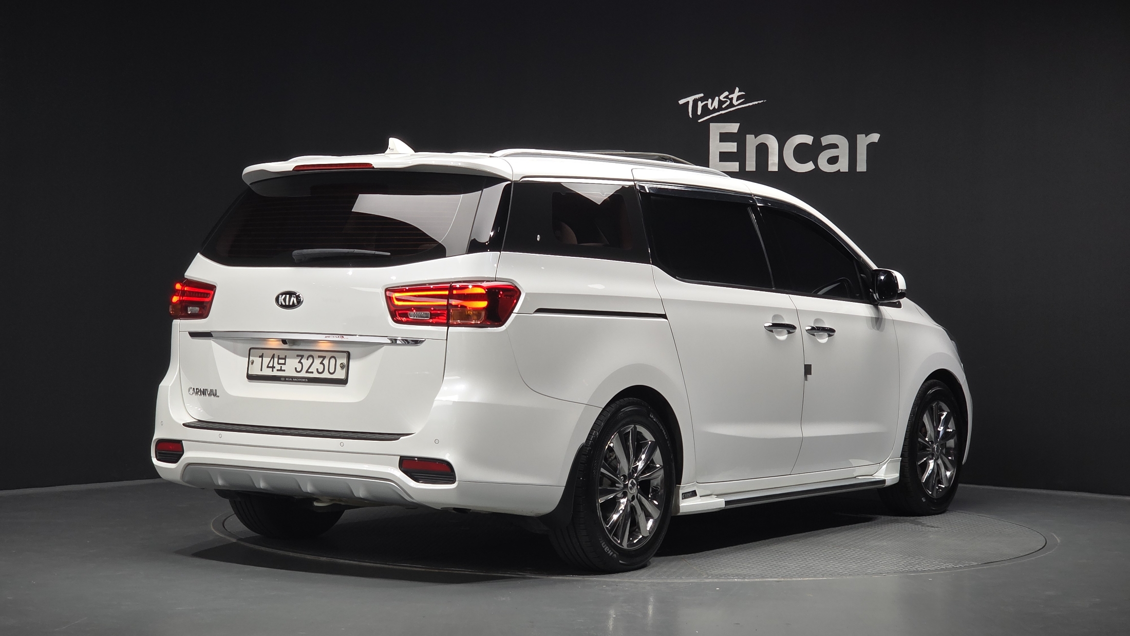 KIA CARNIVAL photo 2