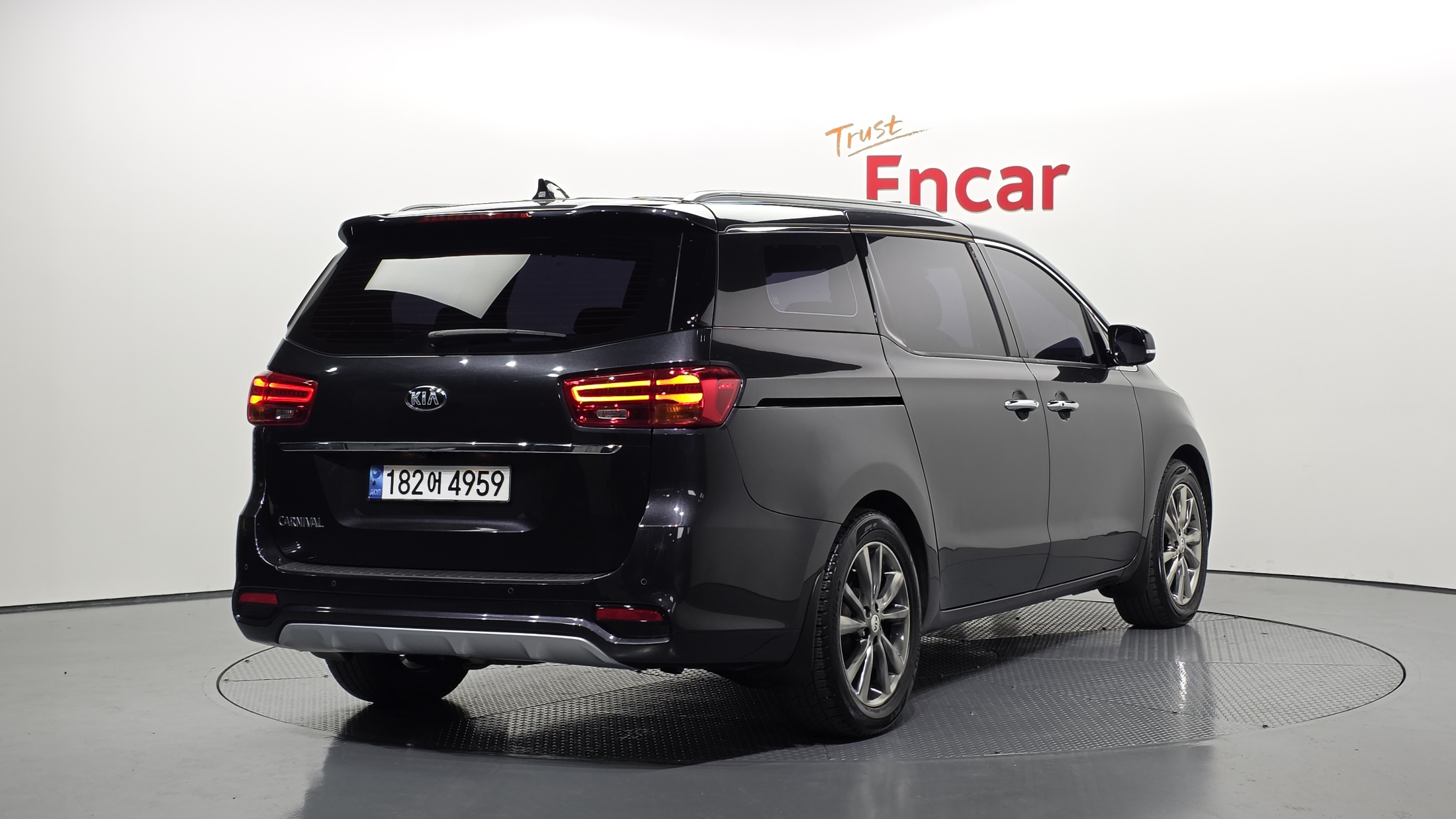 KIA CARNIVAL photo 2