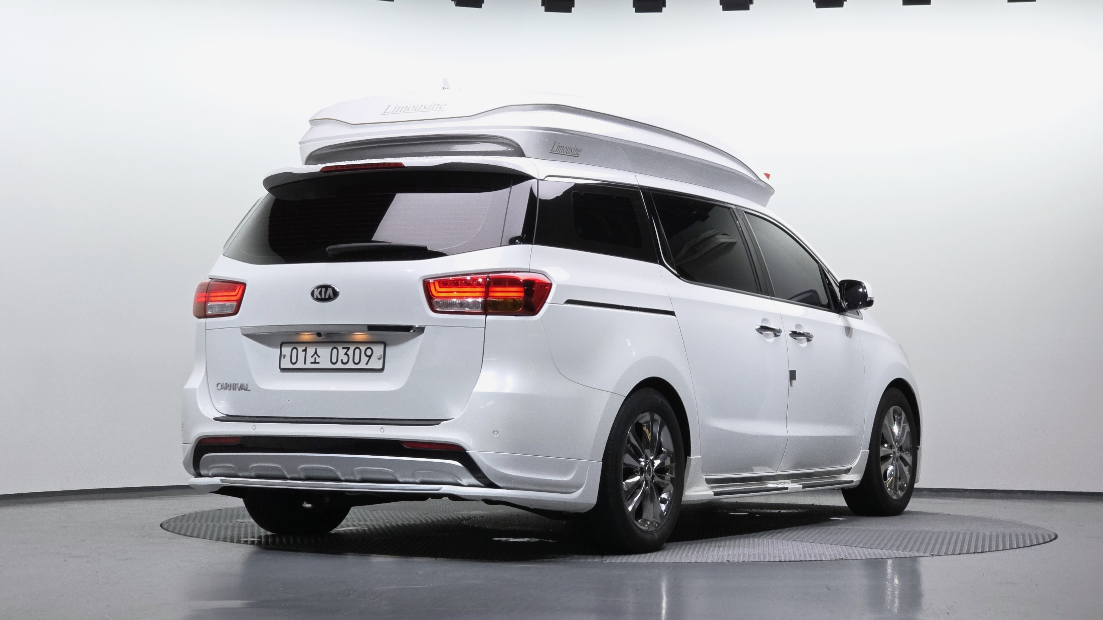 KIA CARNIVAL photo 2