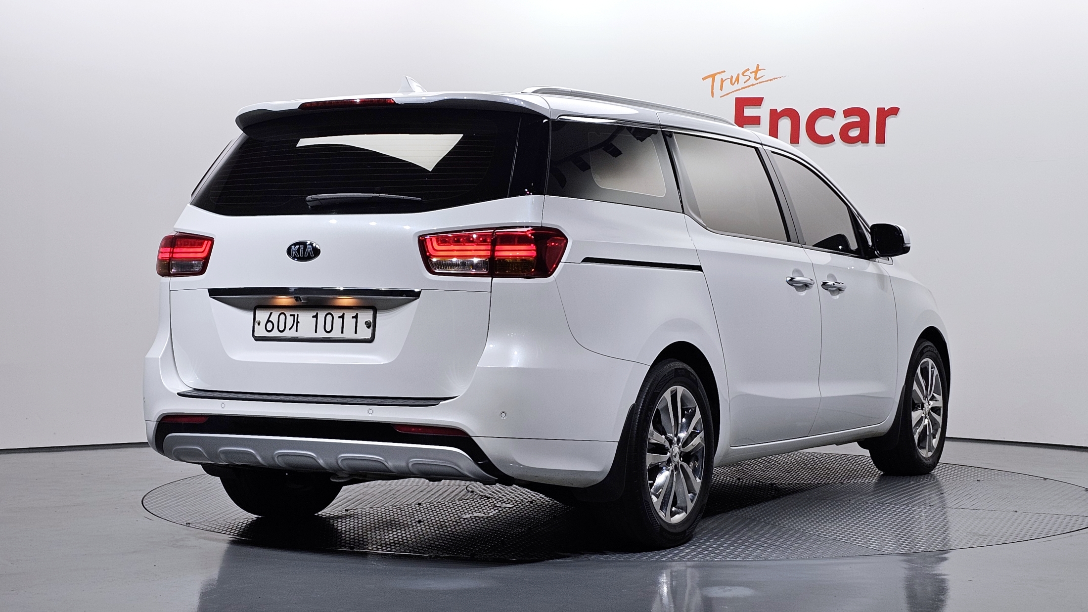 KIA CARNIVAL photo 2