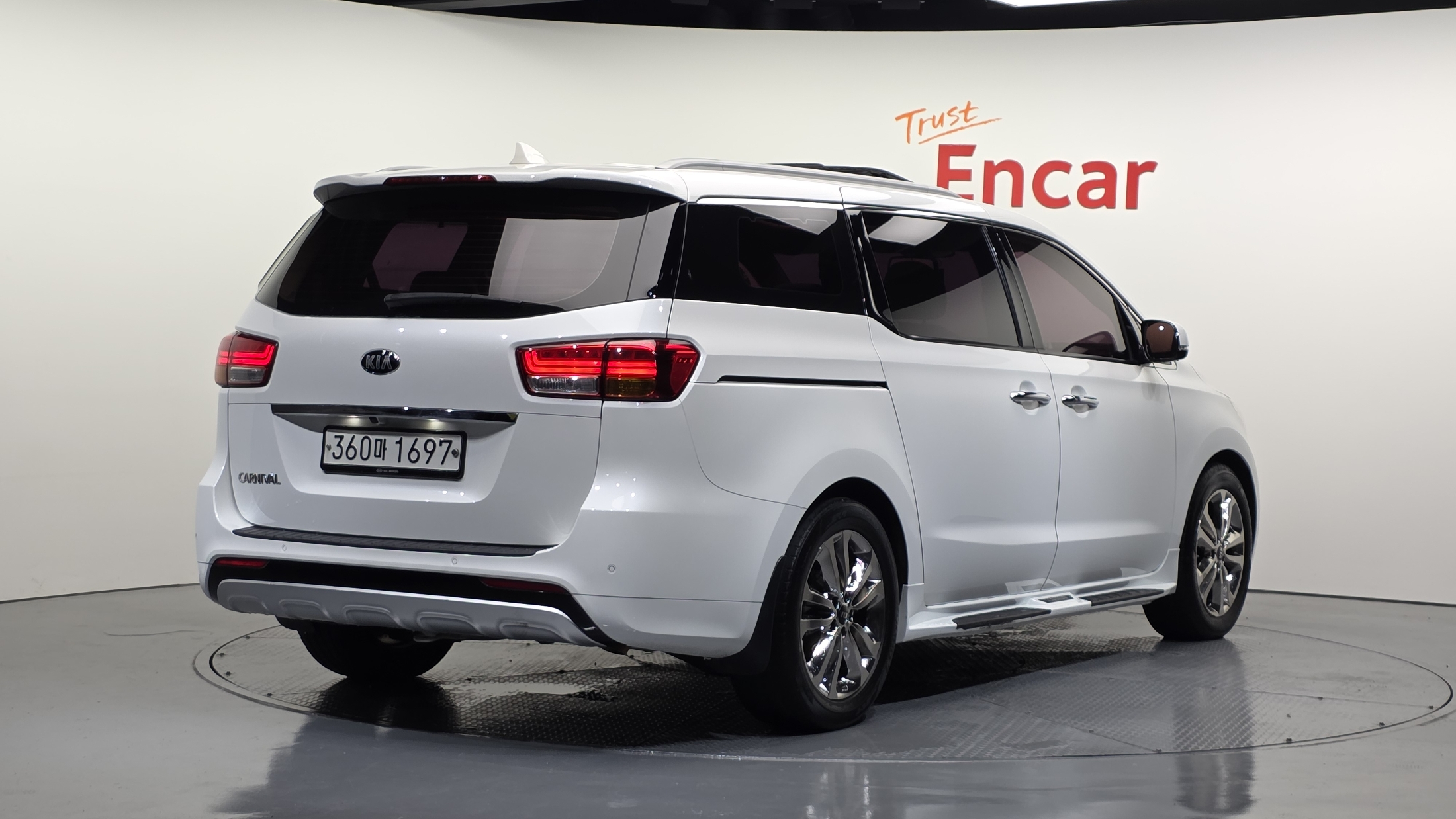 KIA CARNIVAL photo 2