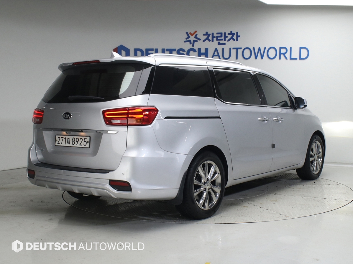 KIA CARNIVAL photo 3