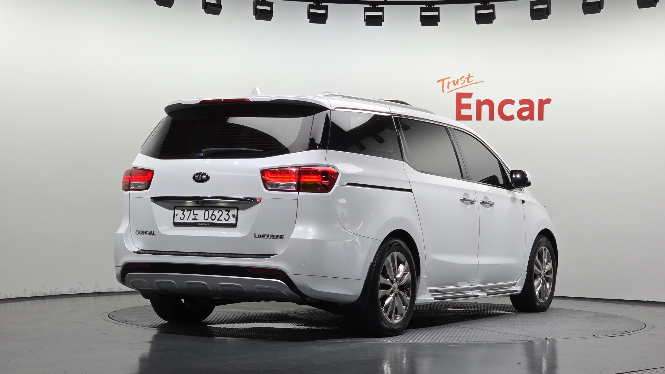 KIA CARNIVAL photo 3
