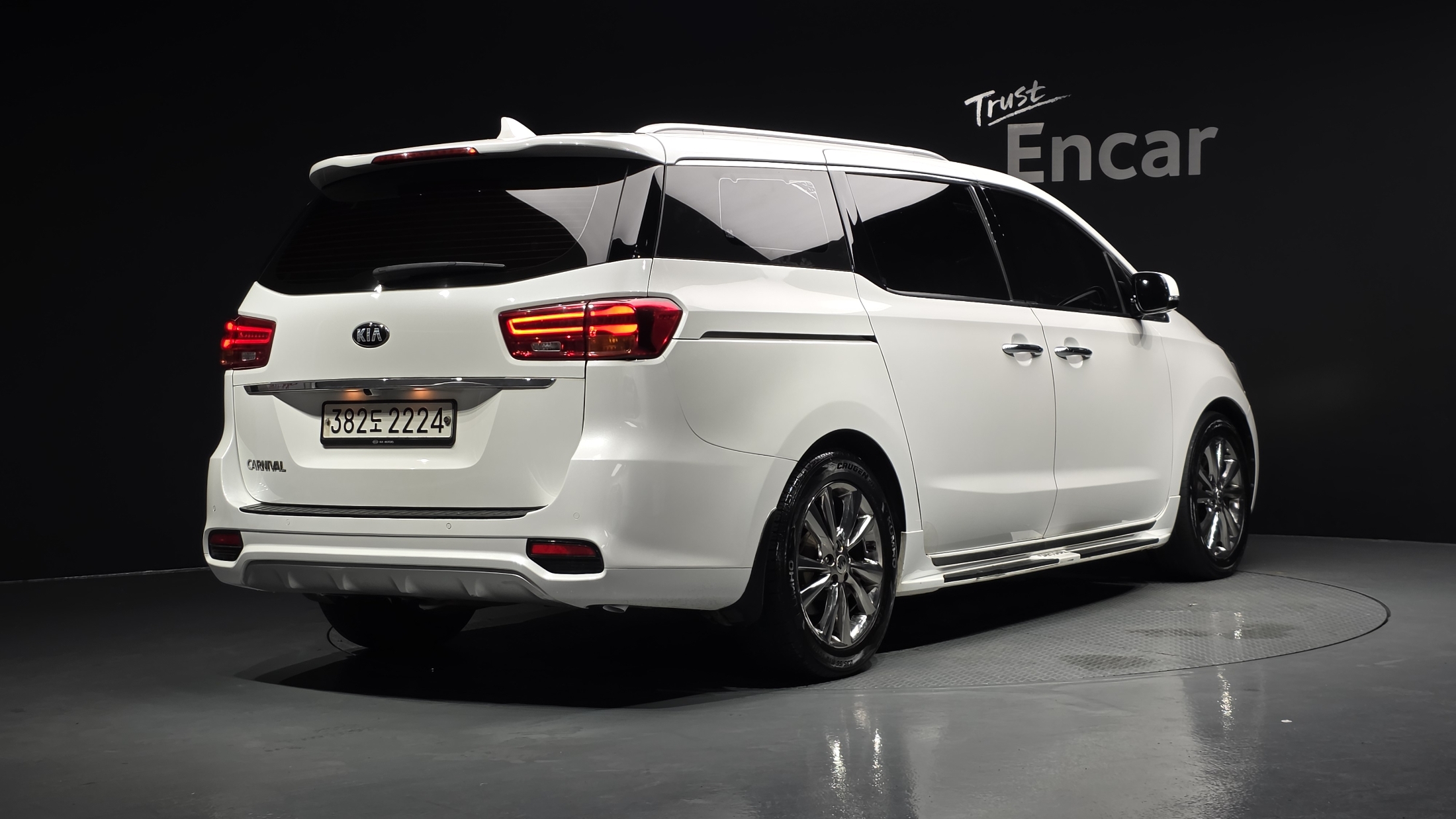 KIA CARNIVAL photo 3