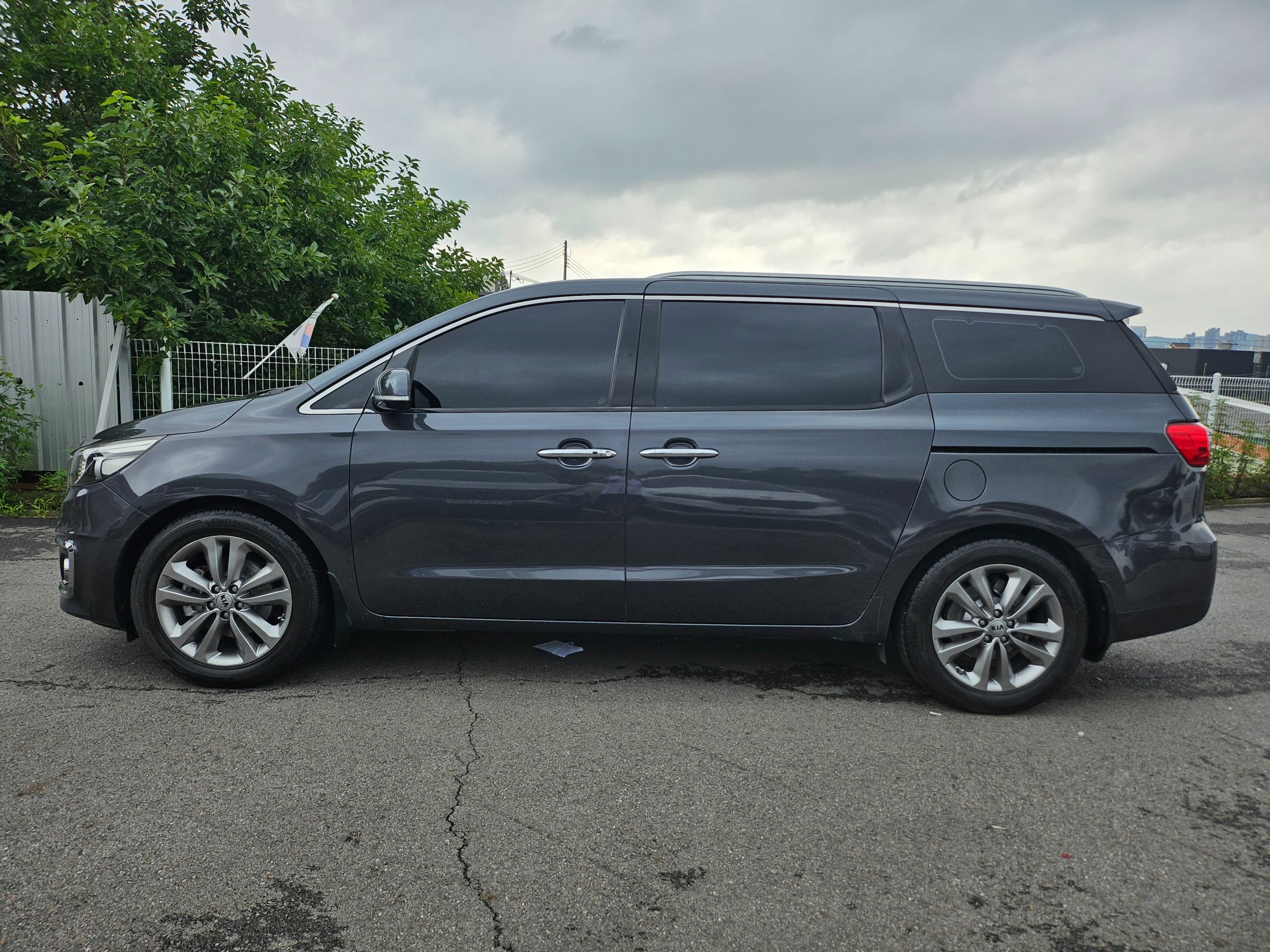 KIA CARNIVAL photo 3