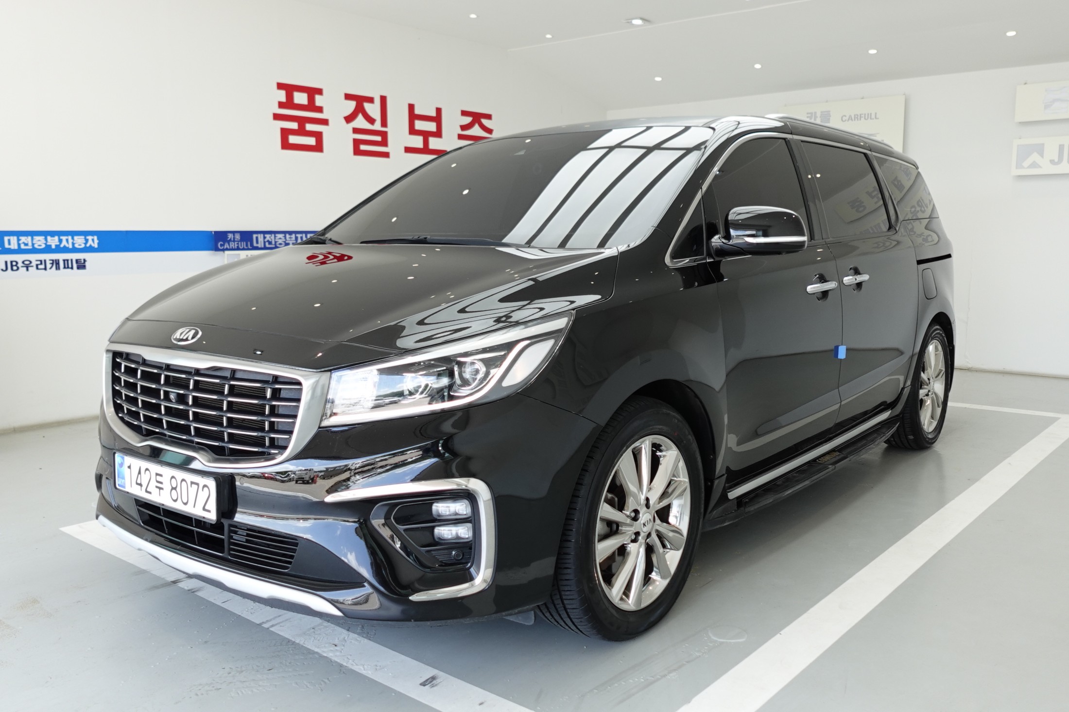 KIA CARNIVAL photo 2