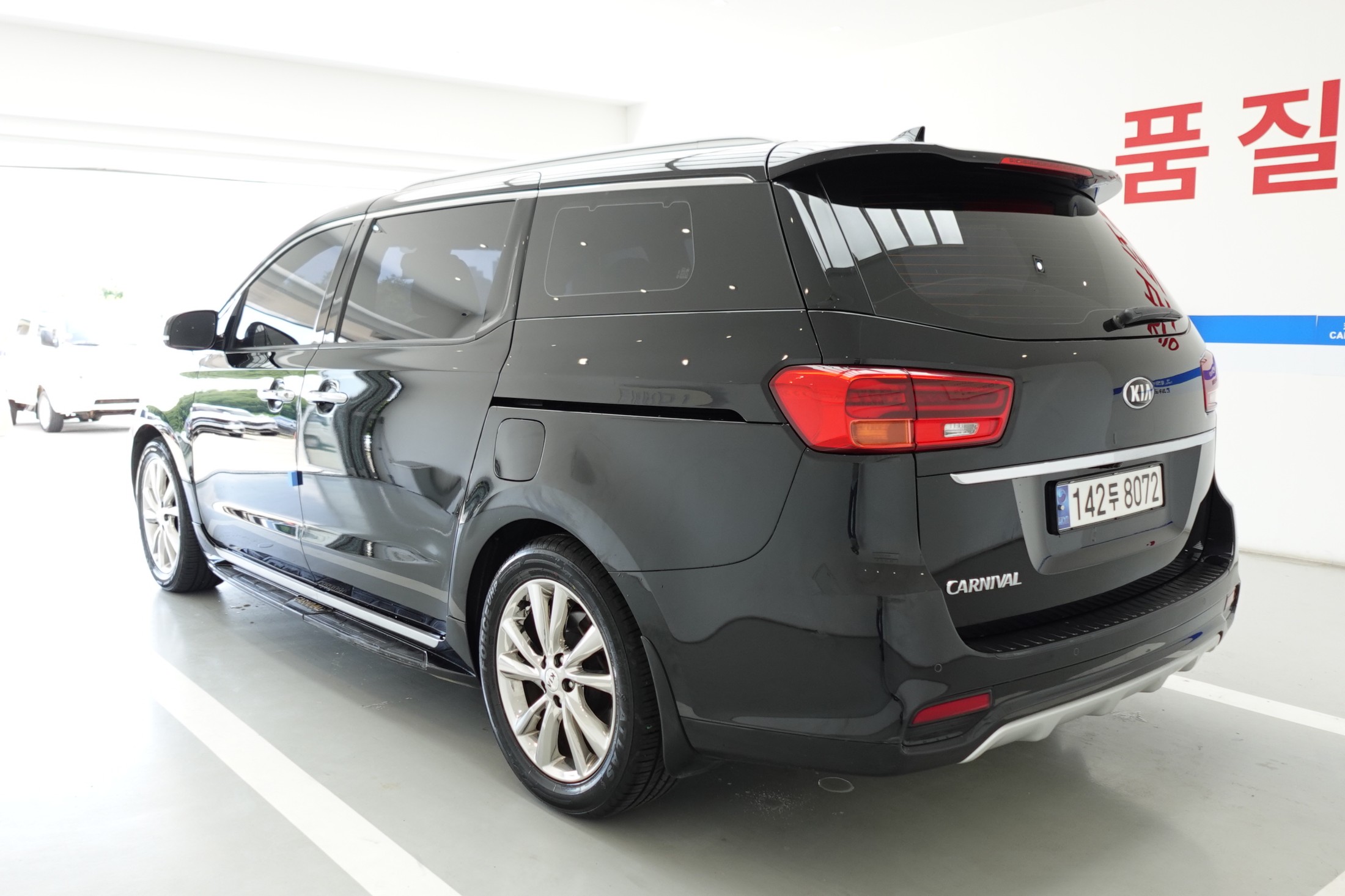KIA CARNIVAL photo 3