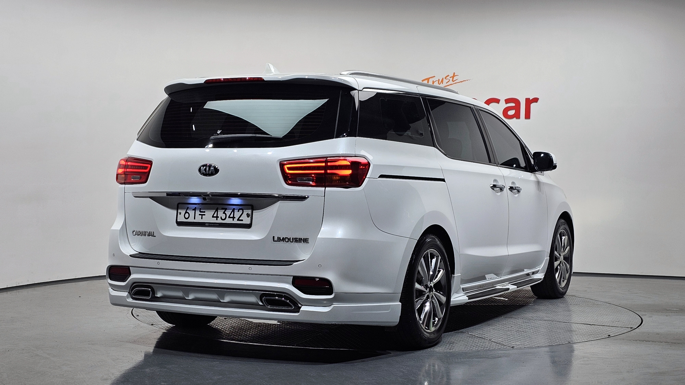 KIA CARNIVAL photo 2