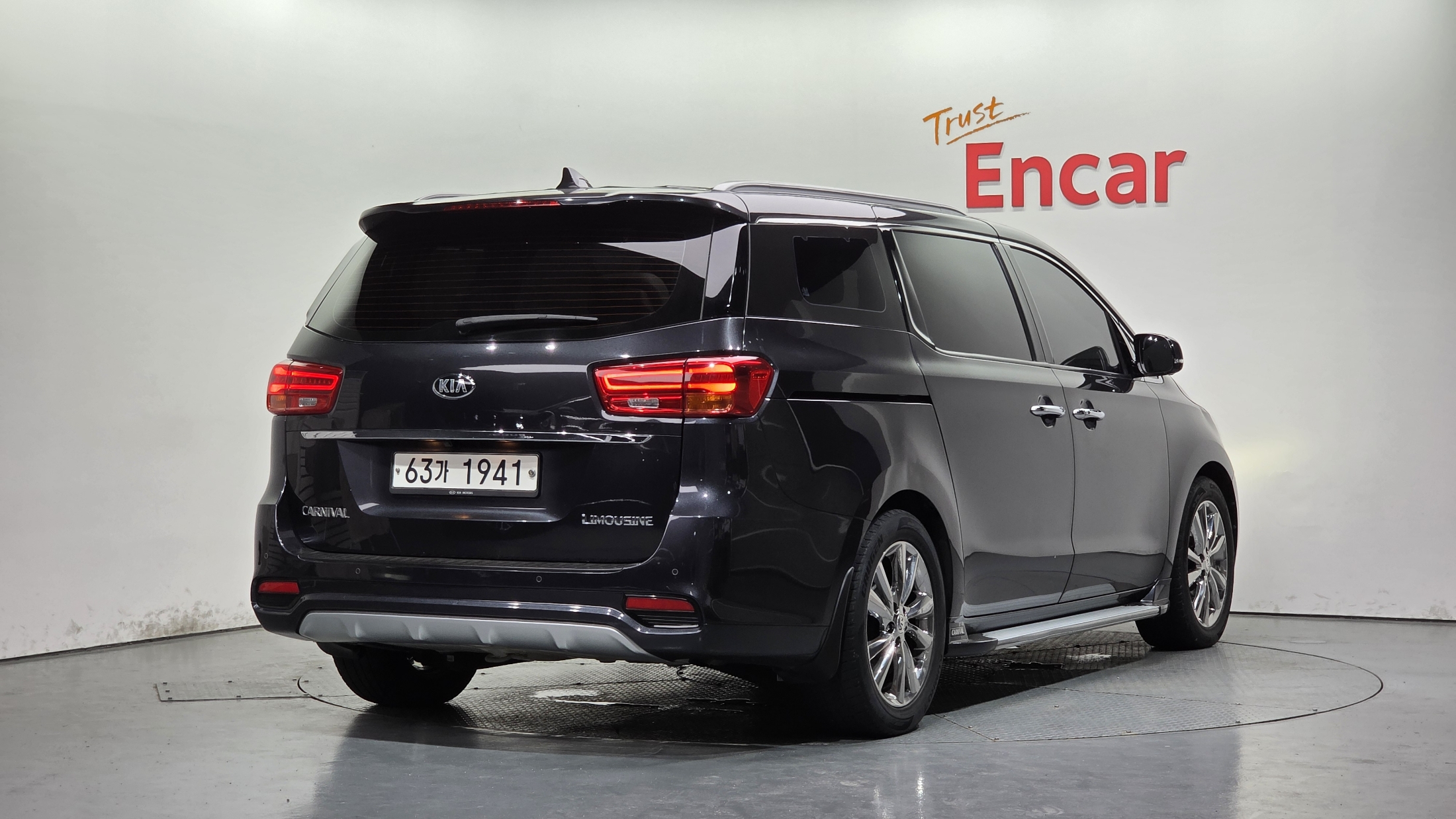 KIA CARNIVAL photo 2