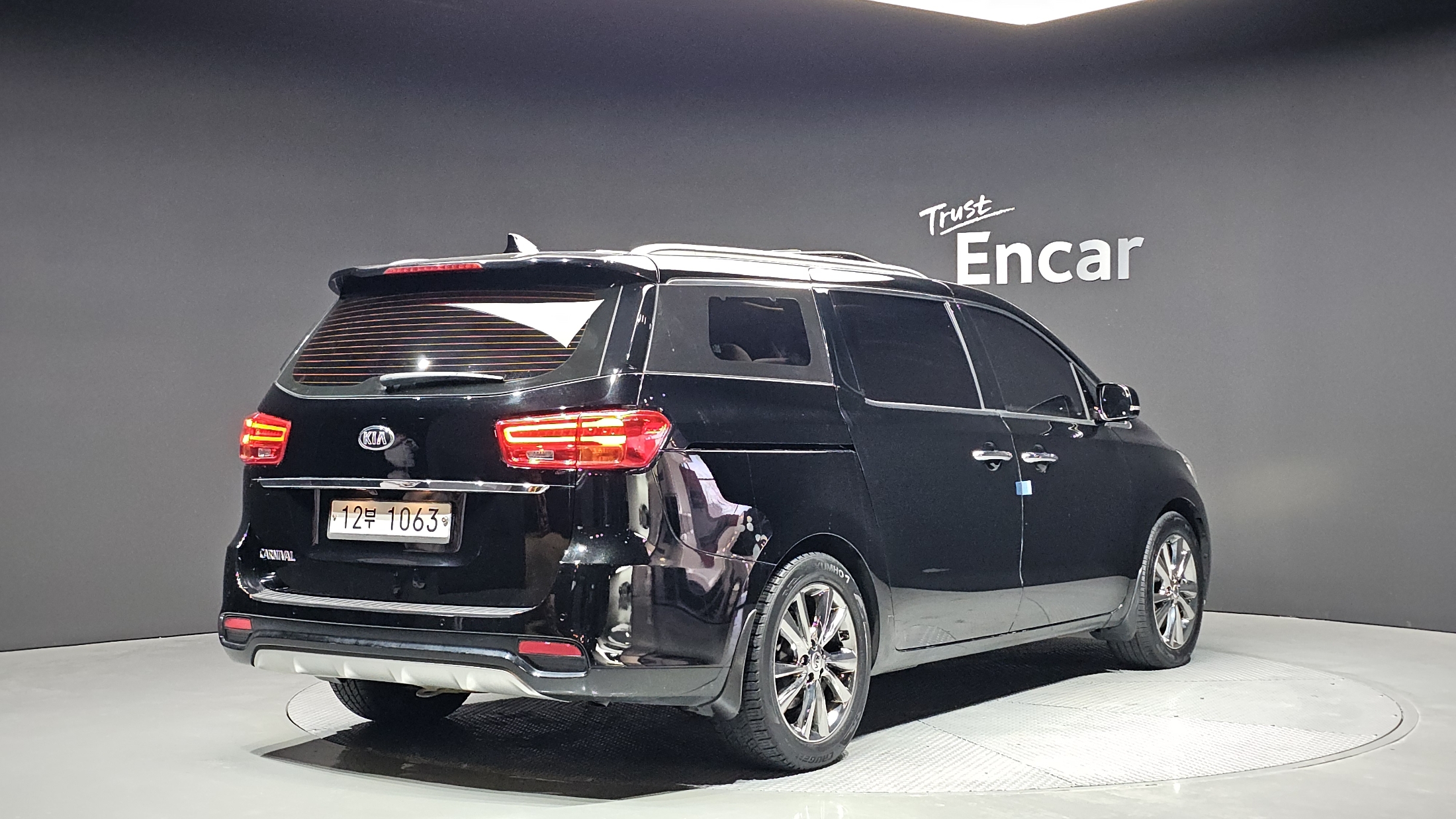 KIA CARNIVAL photo 2