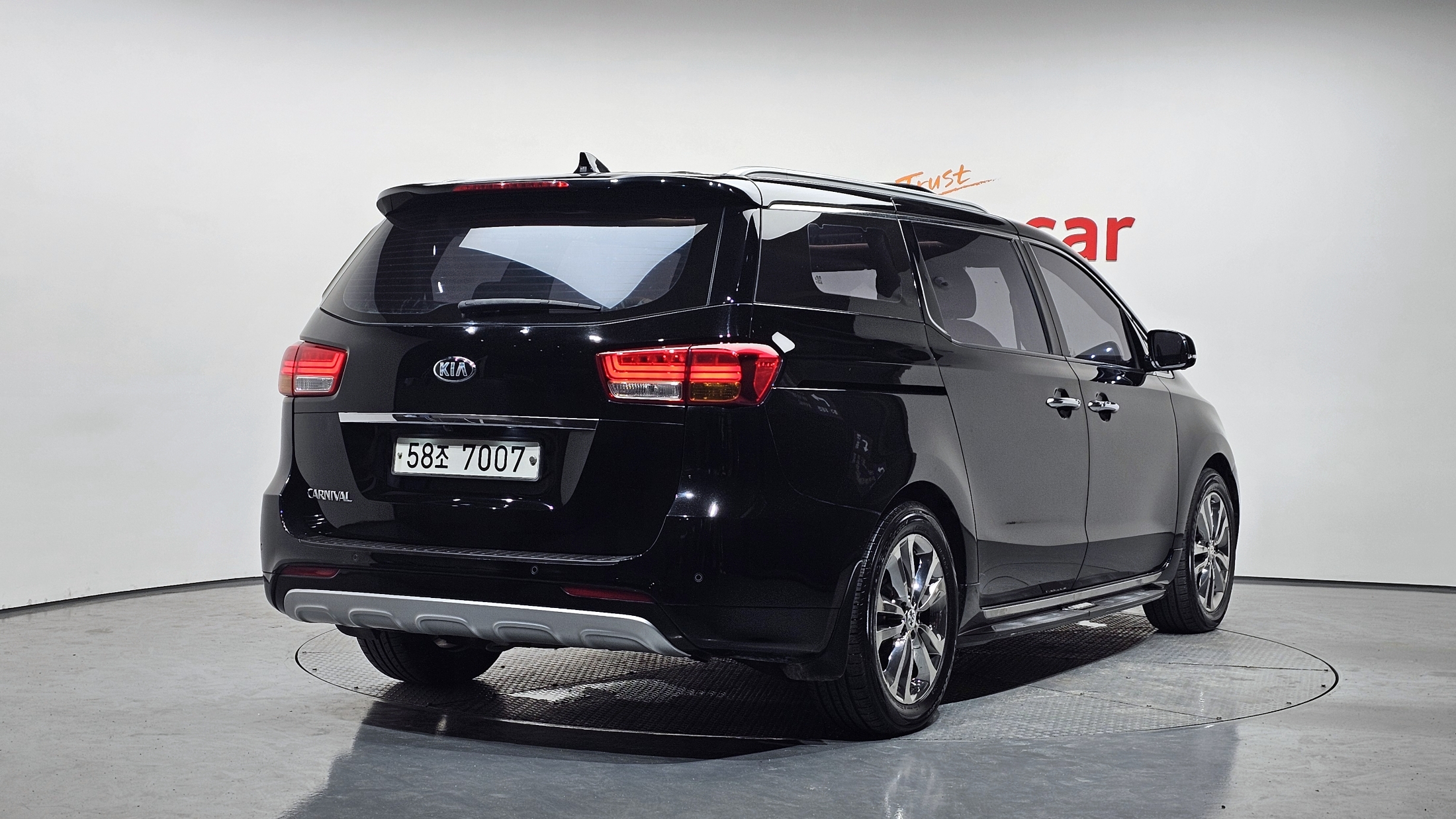 KIA CARNIVAL photo 2