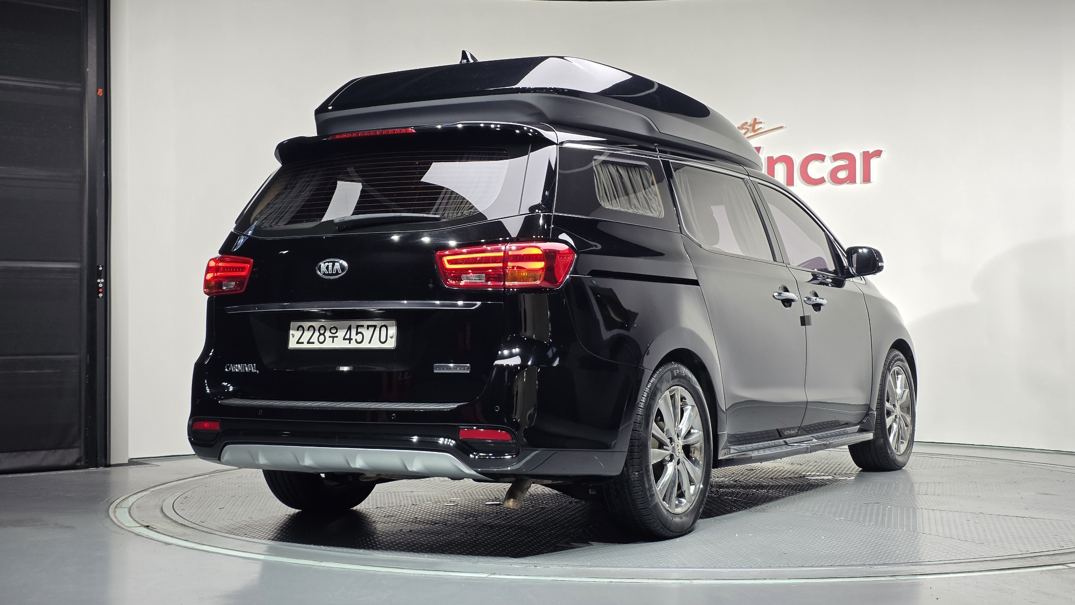 KIA CARNIVAL photo 2