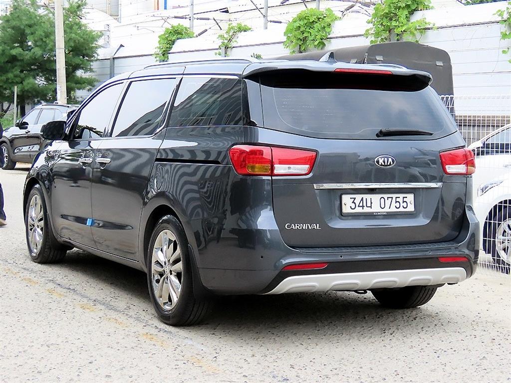KIA CARNIVAL photo 3