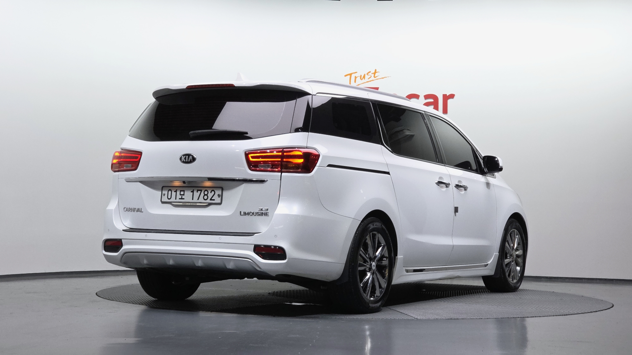 KIA CARNIVAL photo 2