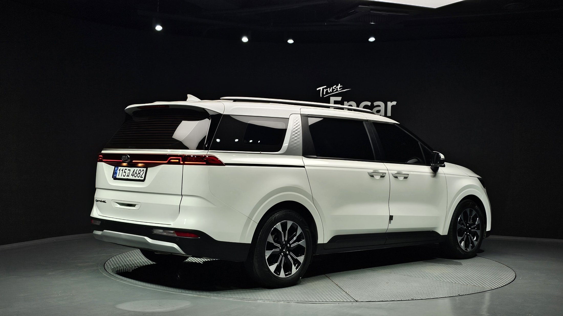 KIA CARNIVAL photo 2