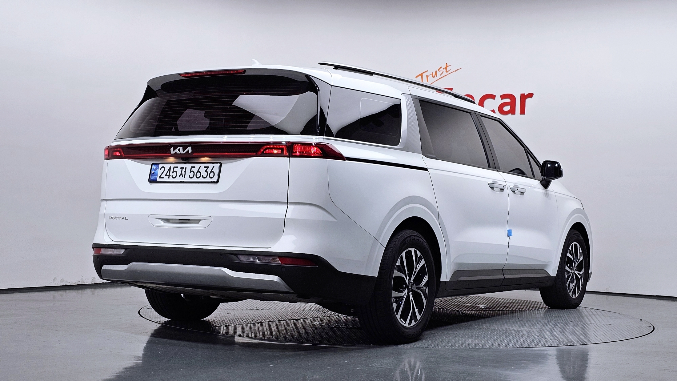 KIA CARNIVAL photo 2