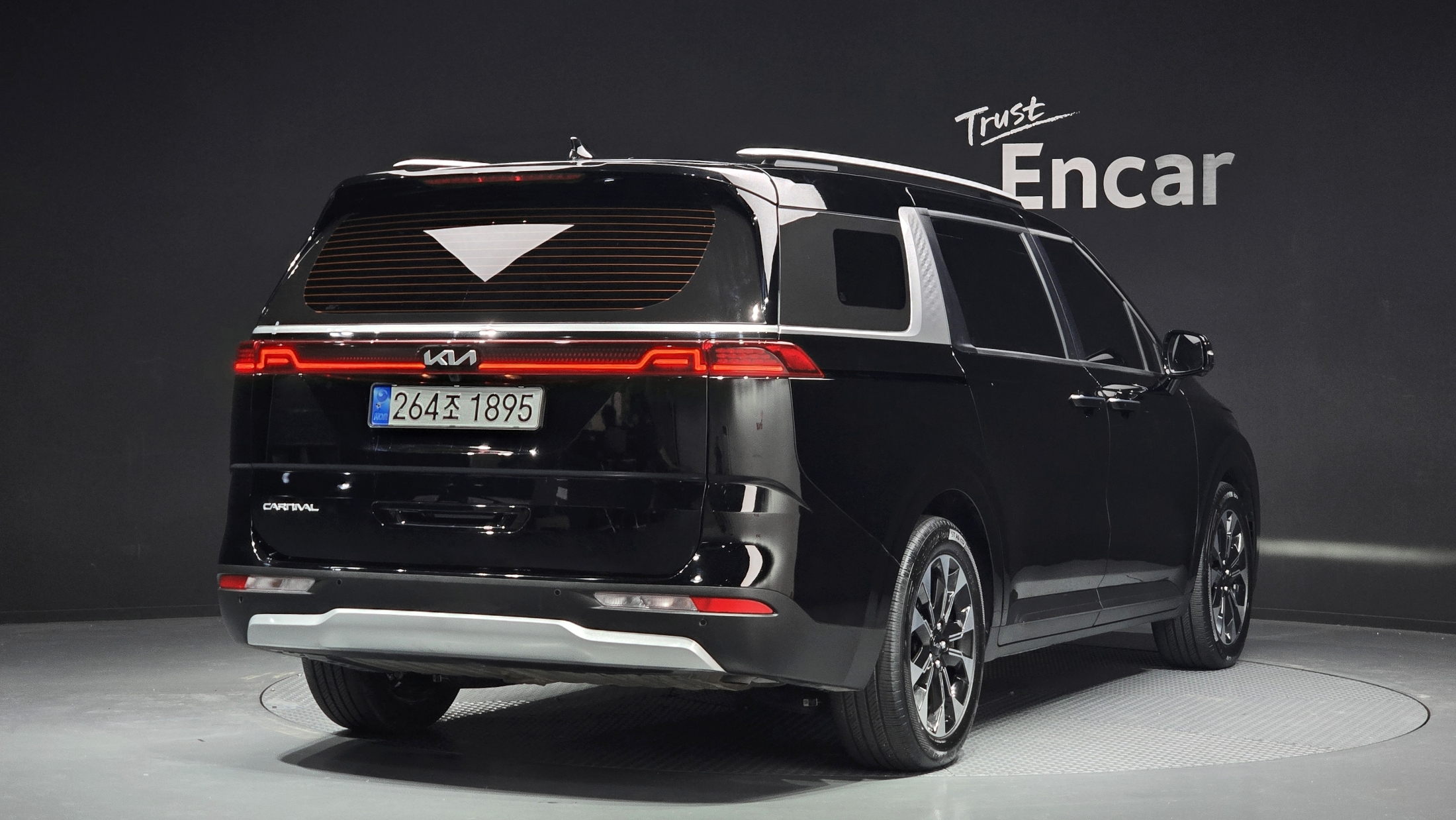 KIA CARNIVAL photo 2