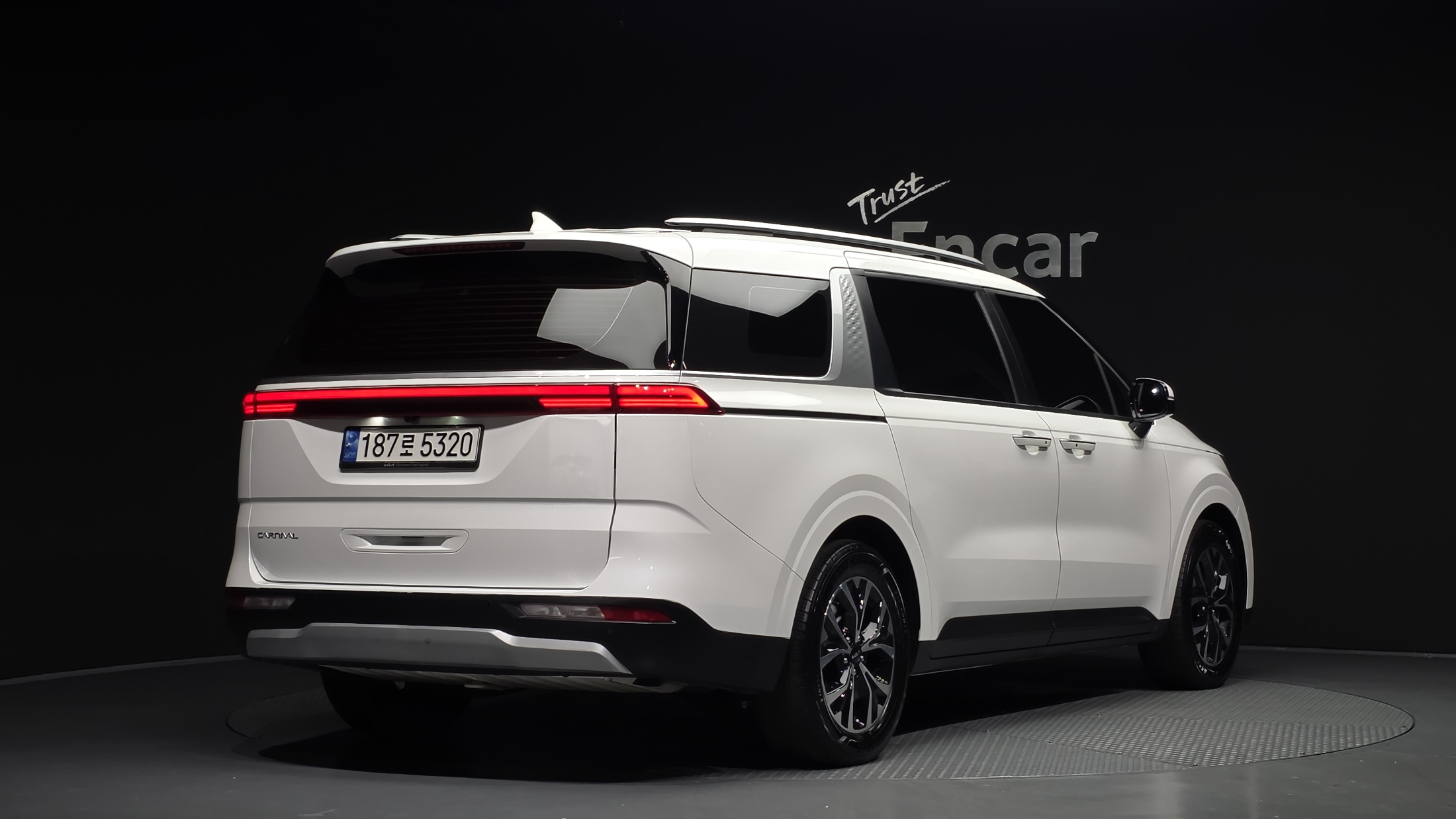 KIA CARNIVAL photo 3