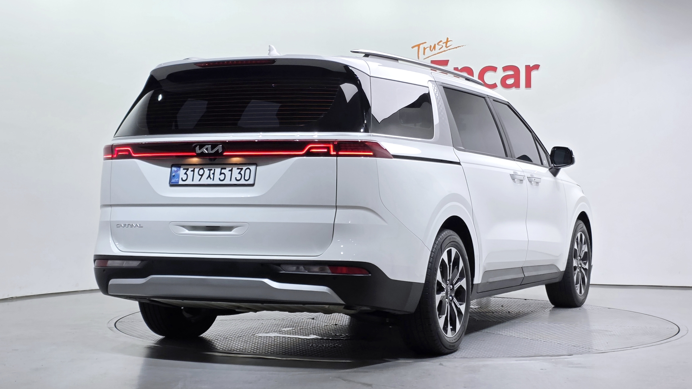 KIA CARNIVAL photo 2