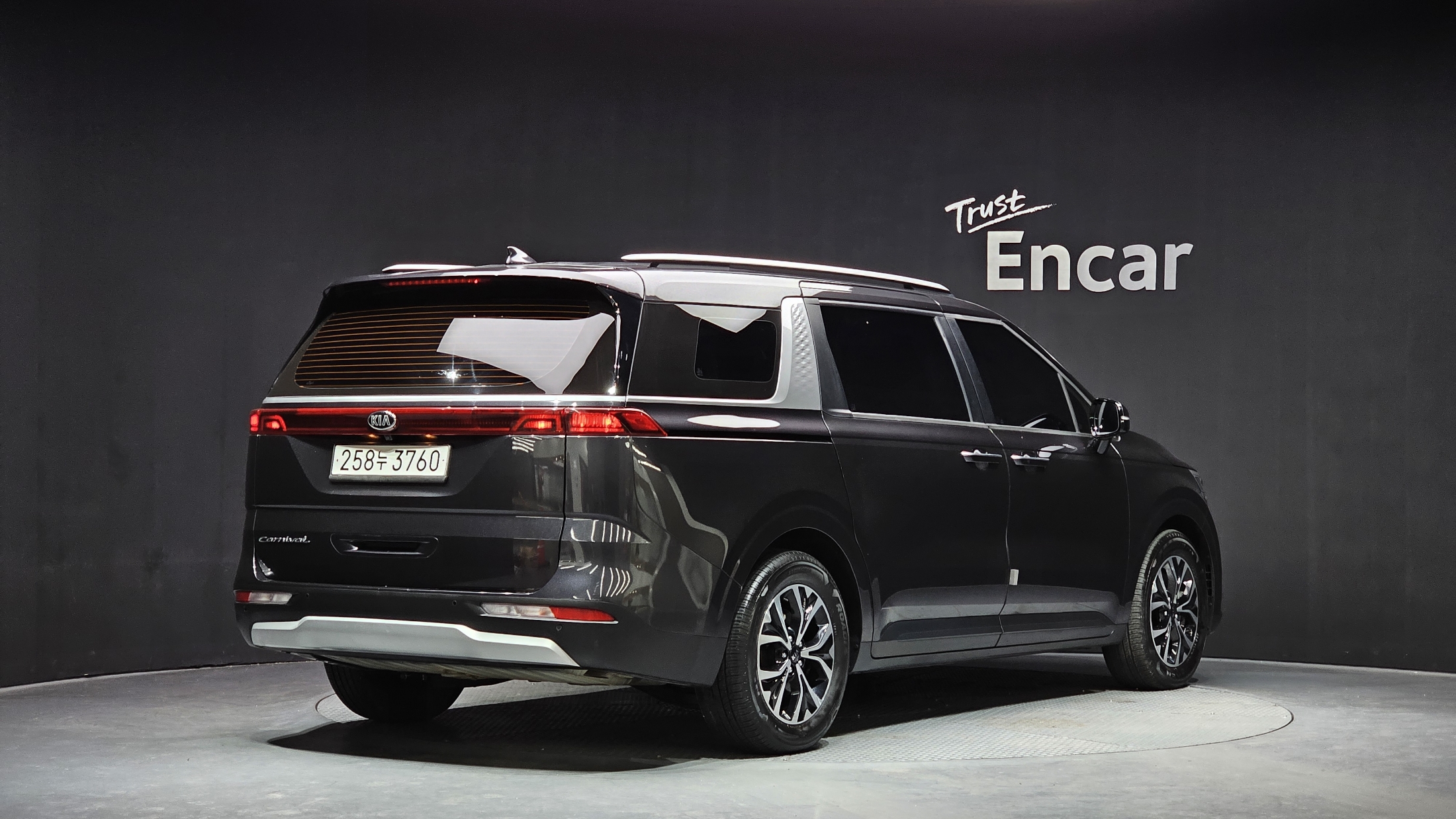 KIA CARNIVAL photo 2