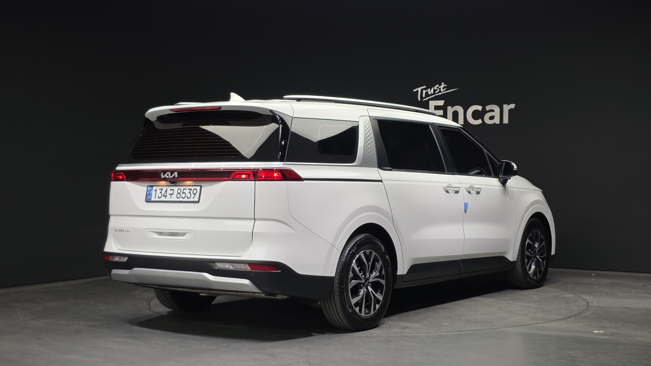 KIA CARNIVAL photo 2