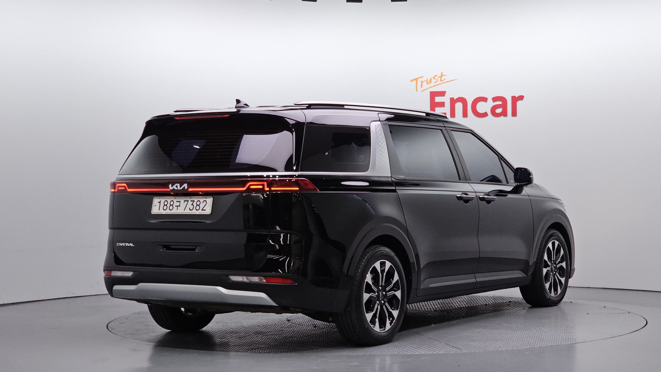 KIA CARNIVAL photo 2