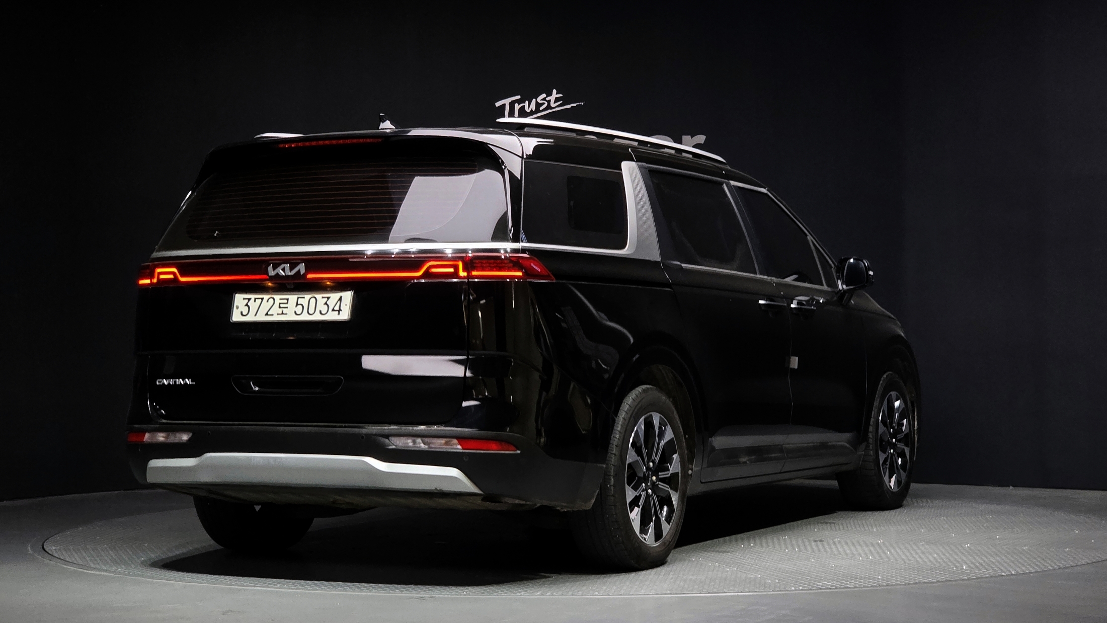 KIA CARNIVAL photo 2
