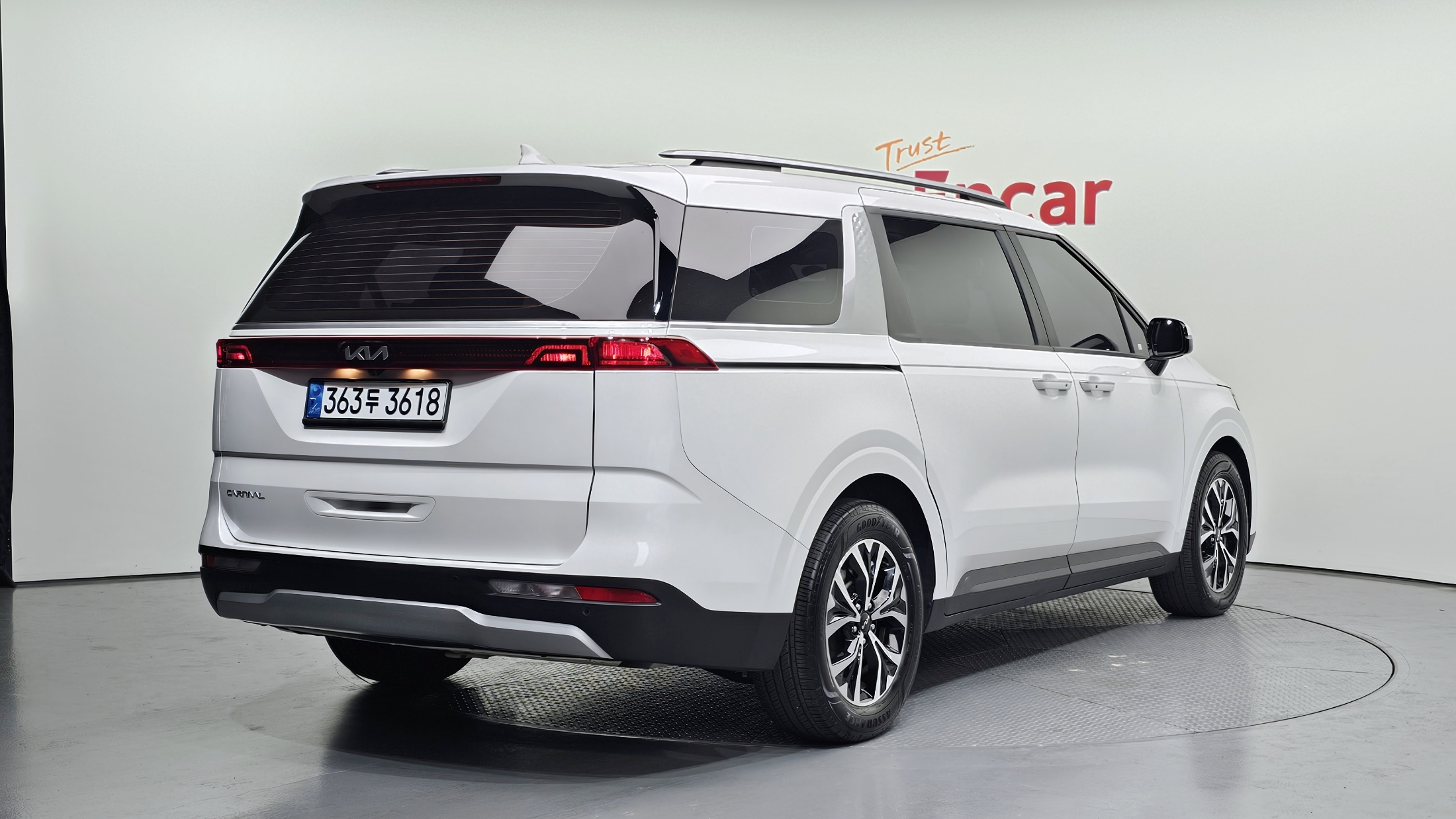 KIA CARNIVAL photo 2