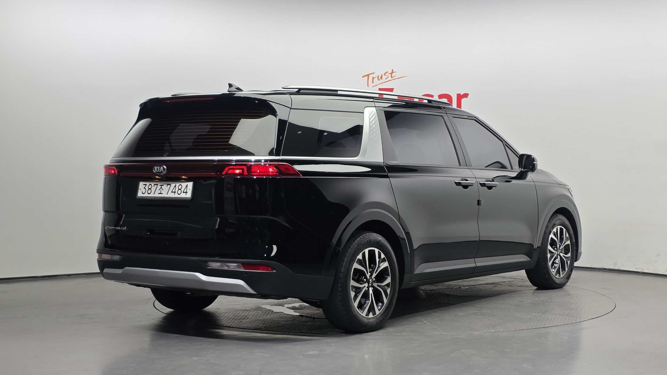 KIA CARNIVAL photo 2