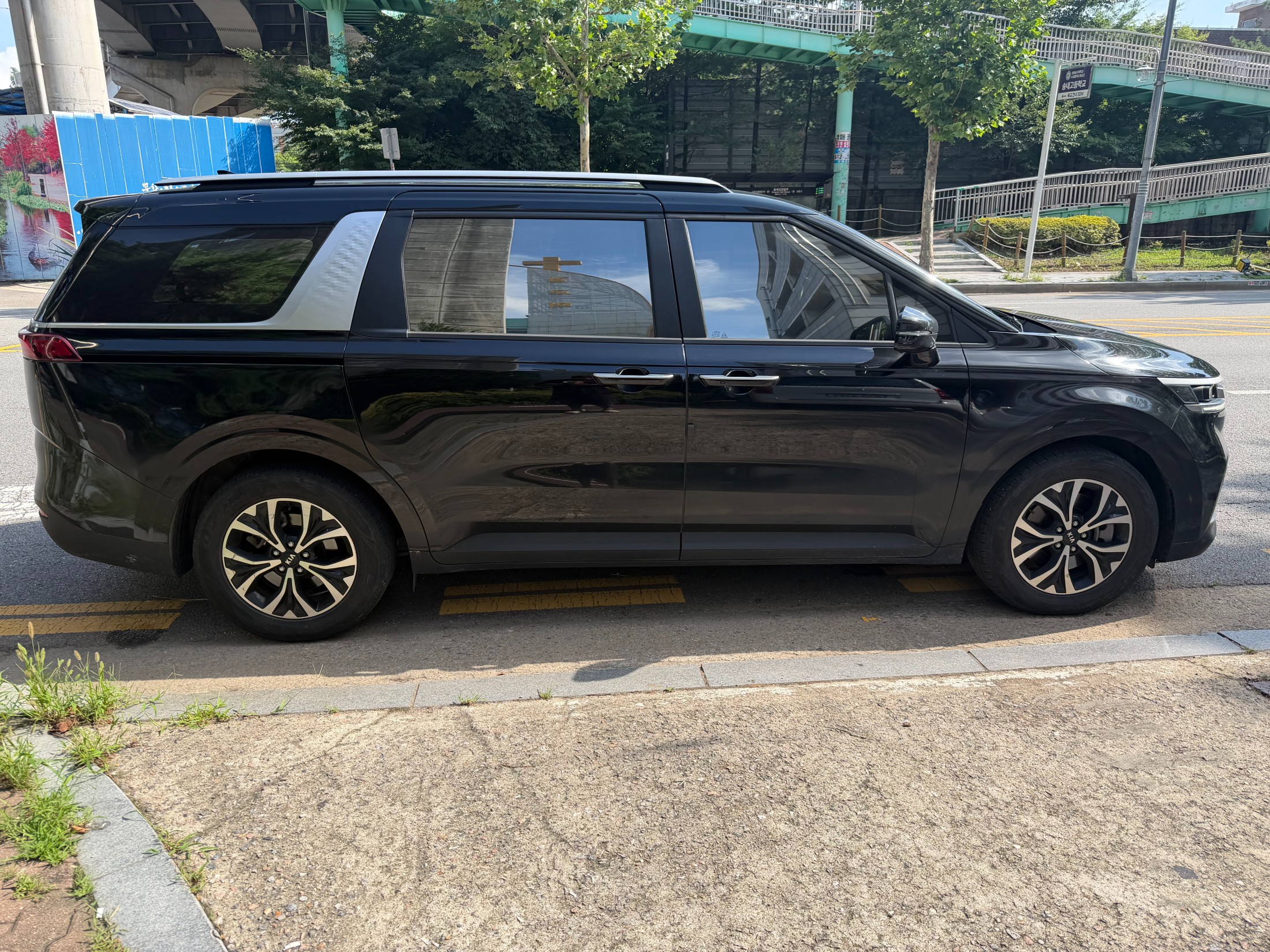 KIA CARNIVAL photo 2