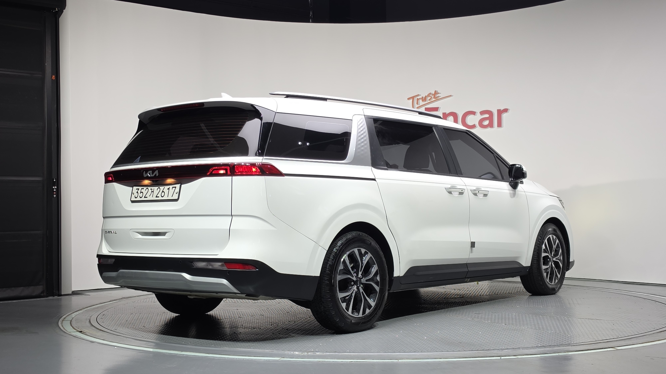 KIA CARNIVAL photo 2