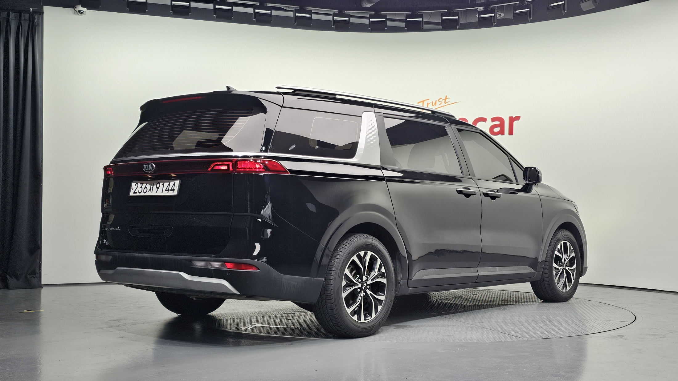 KIA CARNIVAL photo 2
