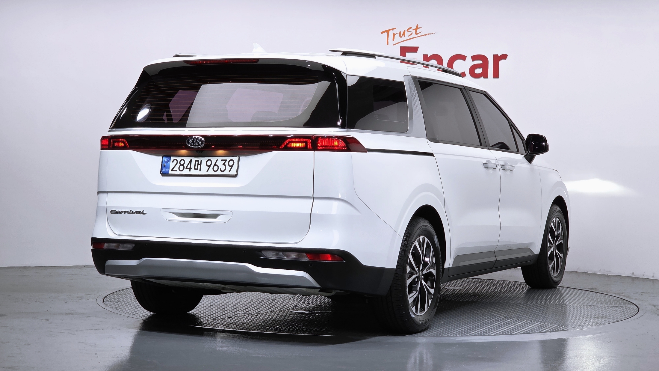 KIA CARNIVAL photo 2