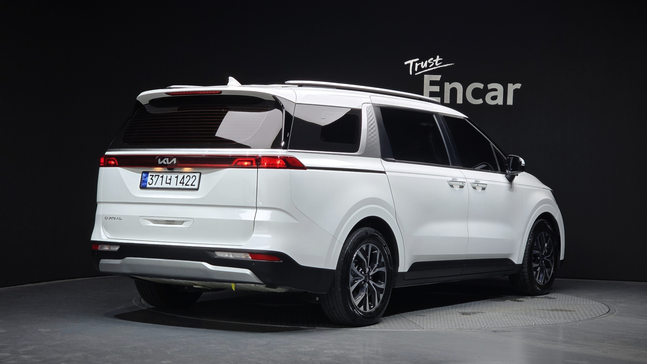 KIA CARNIVAL photo 2