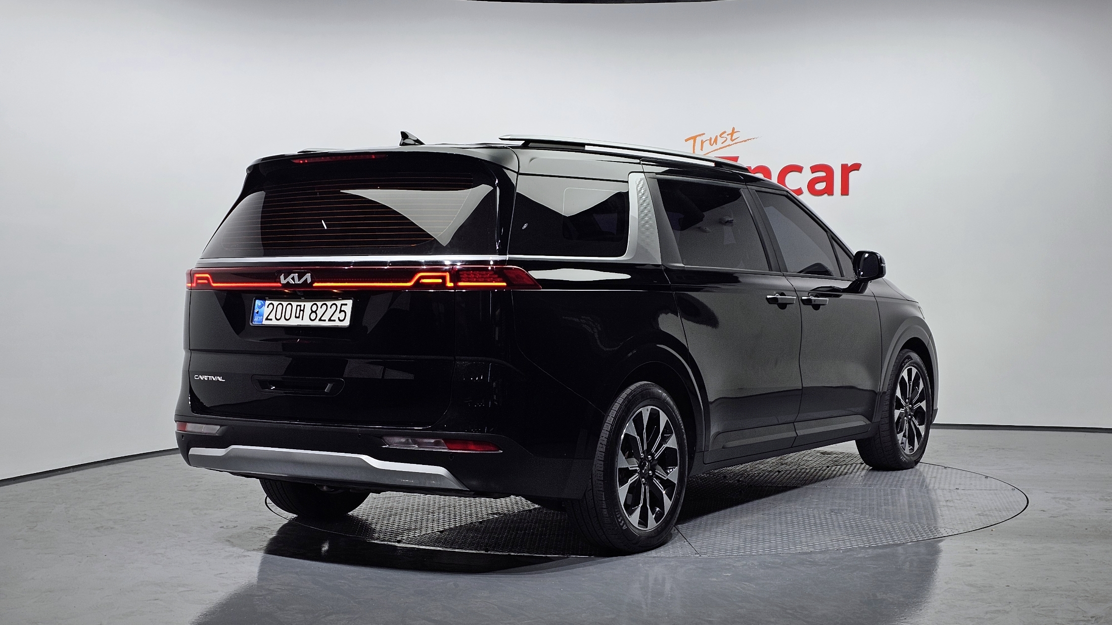 KIA CARNIVAL photo 2