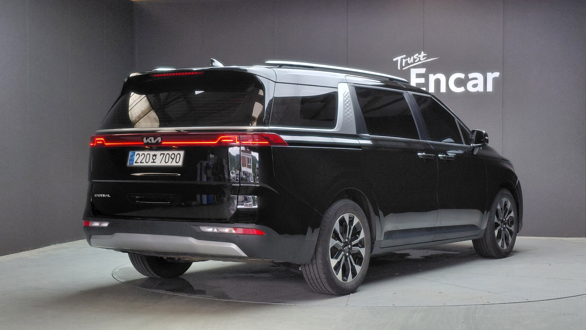 KIA CARNIVAL photo 2