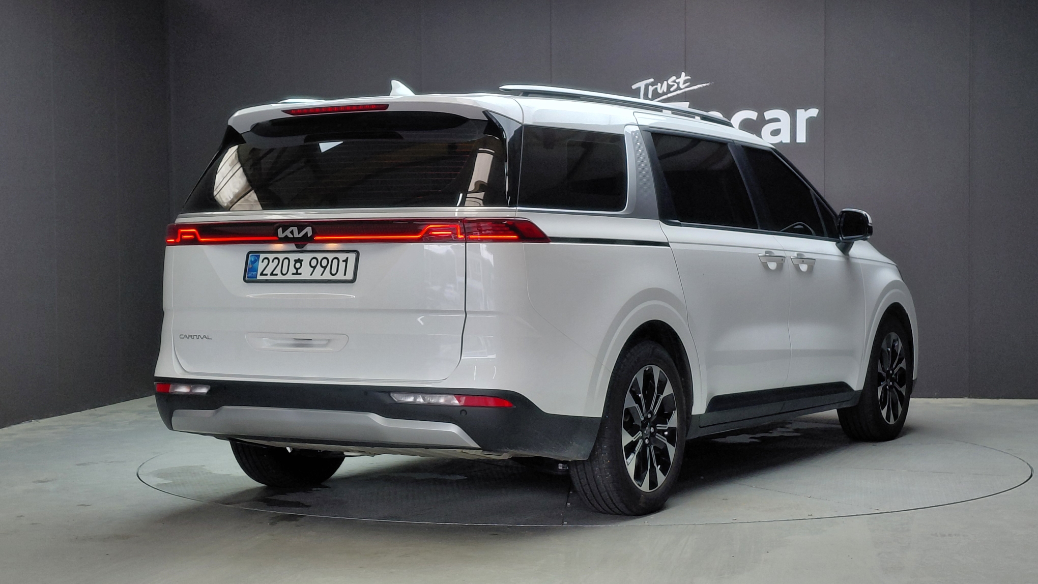 KIA CARNIVAL photo 2