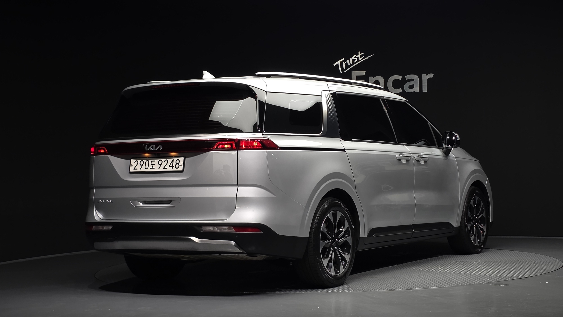 KIA CARNIVAL photo 2