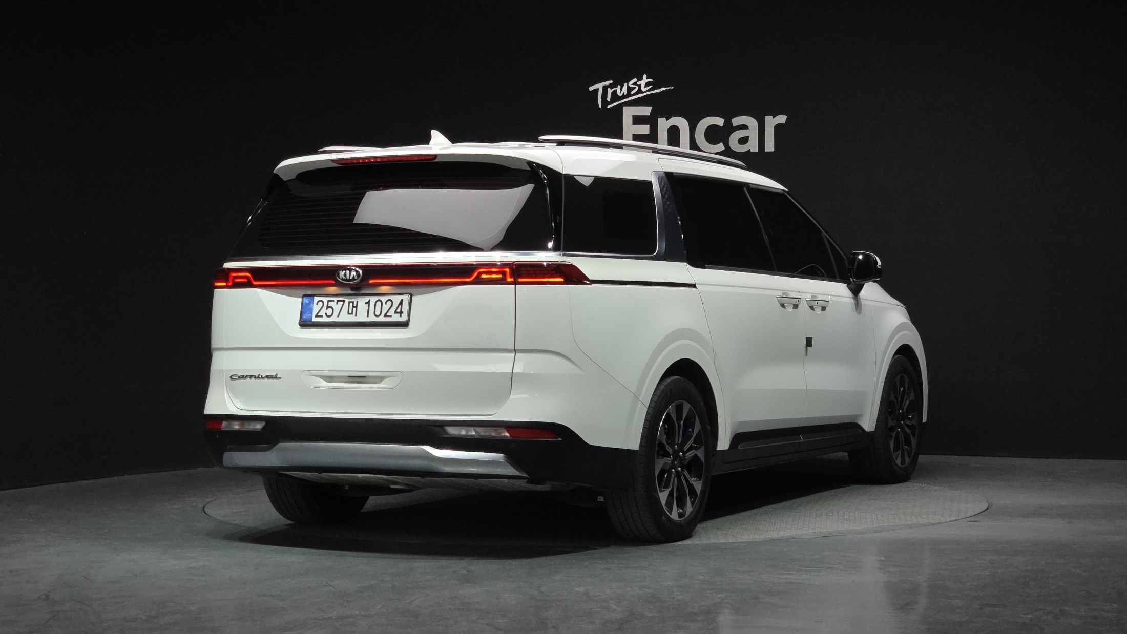 KIA CARNIVAL photo 2