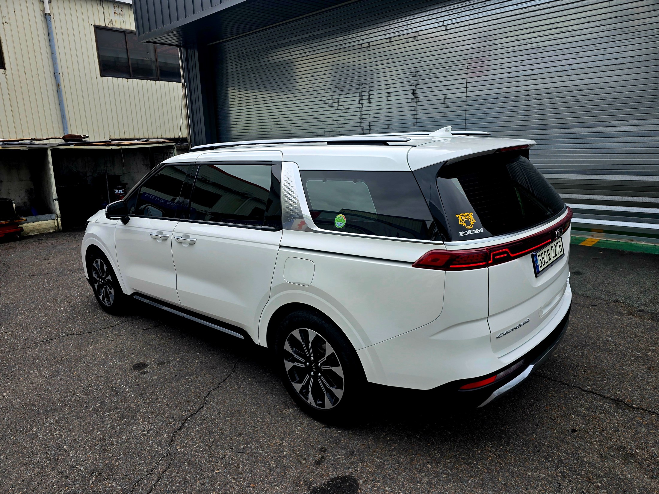 KIA CARNIVAL photo 2