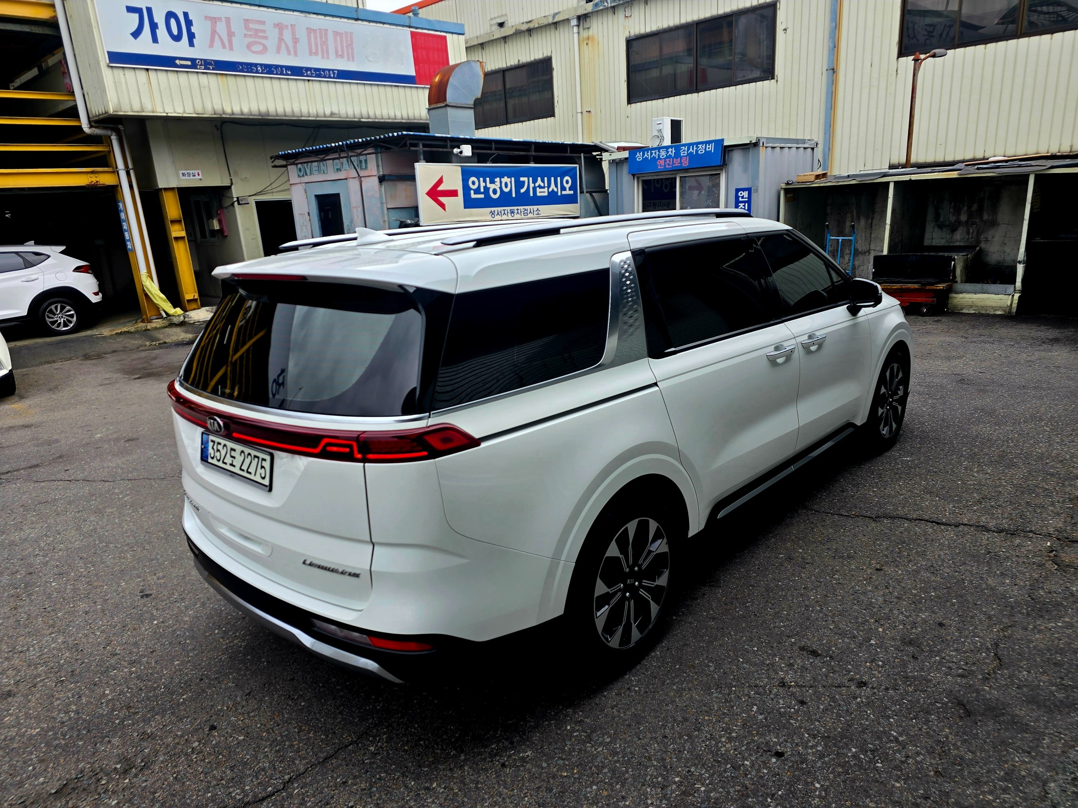KIA CARNIVAL photo 3