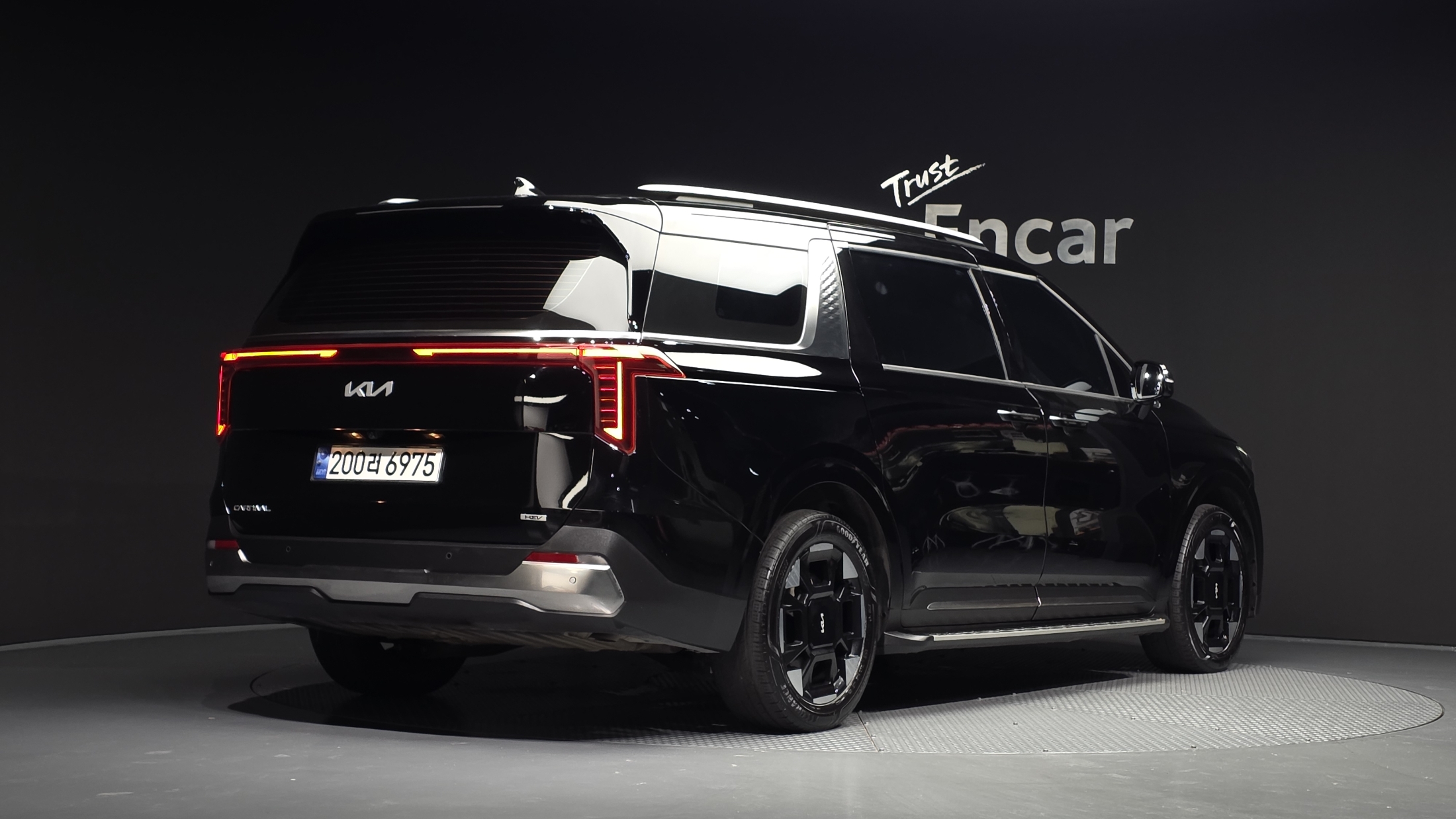 KIA CARNIVAL photo 2