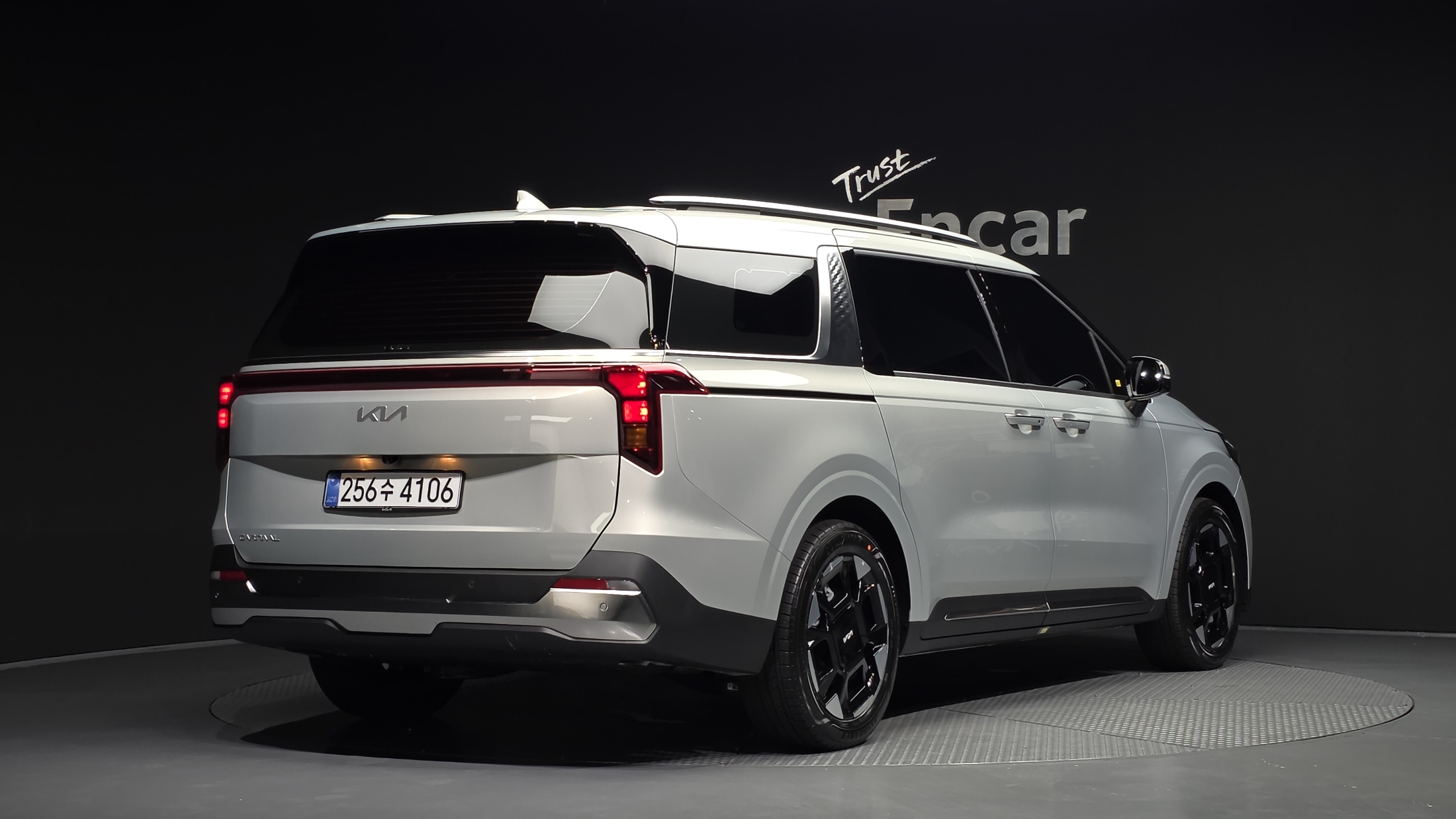 KIA CARNIVAL photo 2