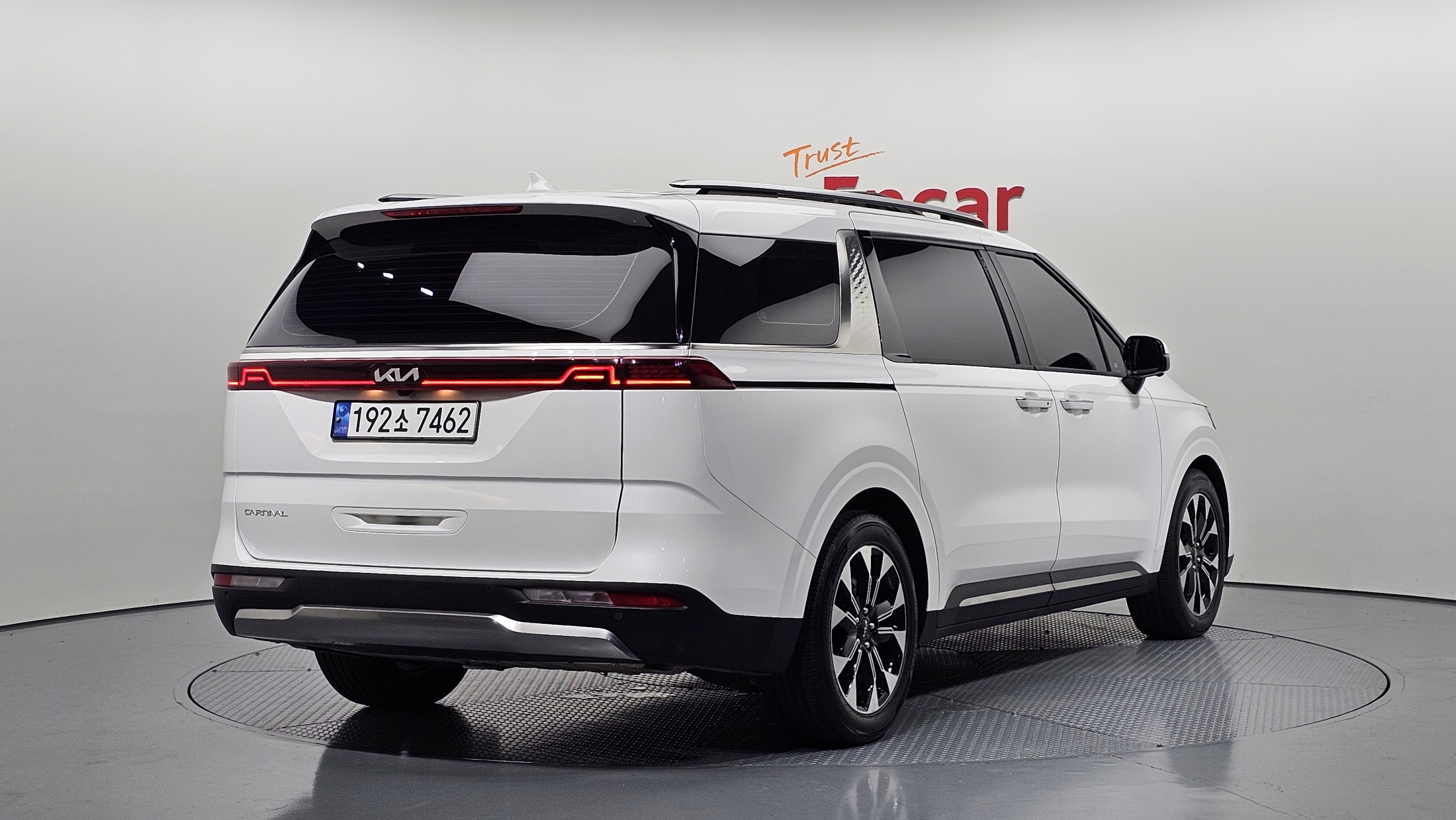 KIA CARNIVAL photo 2