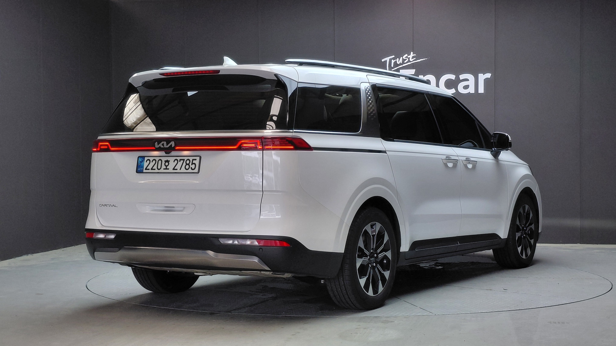 KIA CARNIVAL photo 2